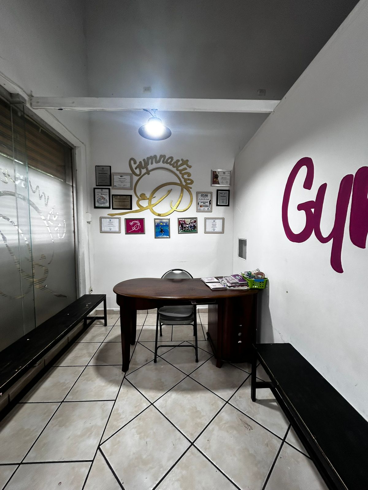 Oficina de entrada de Gymnastica con reconocimientos visibles