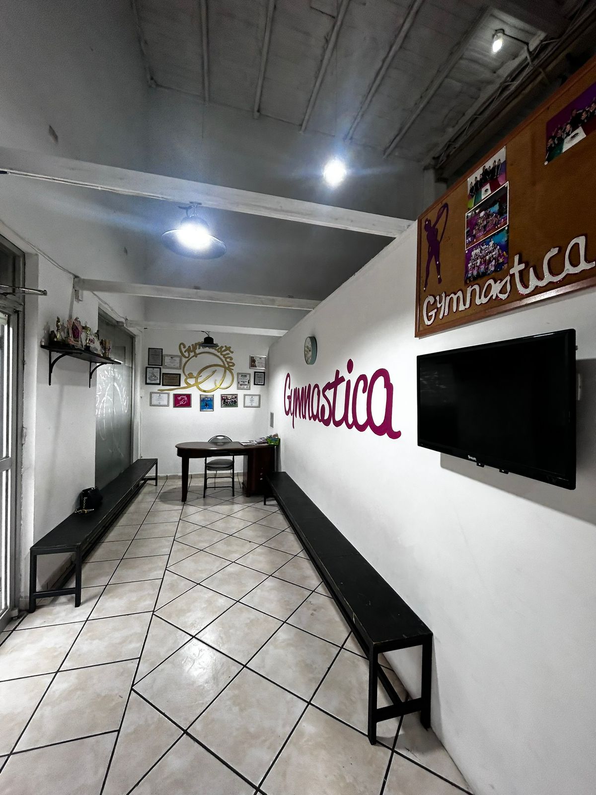 Sala de espera donde las familias entregan y reciben a las alumnas